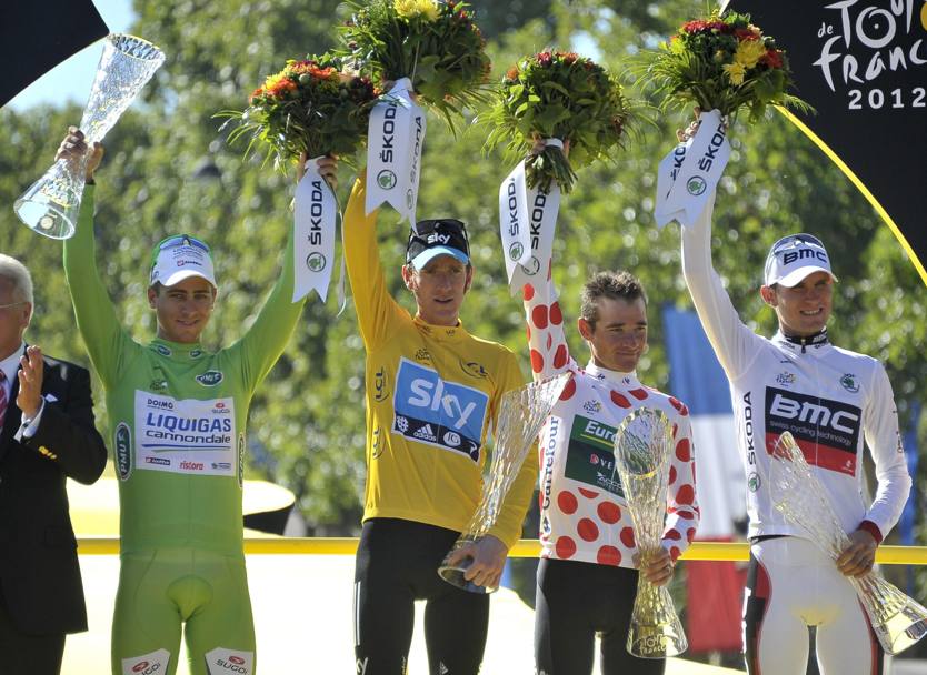 Ventuno giorni dopo veste la maglia verde di leader della classifica a punti sul podio di Parigi nel Tour vinto da Bradley Wiggins. Epa